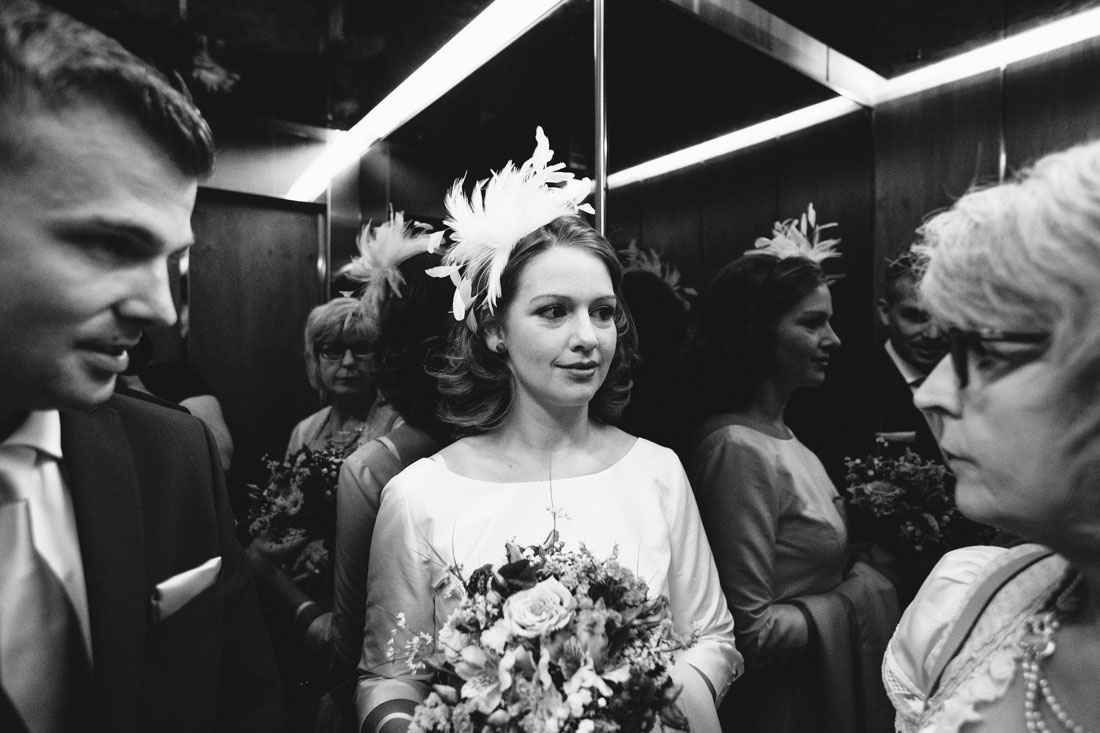 Braut im Fahrstuhl