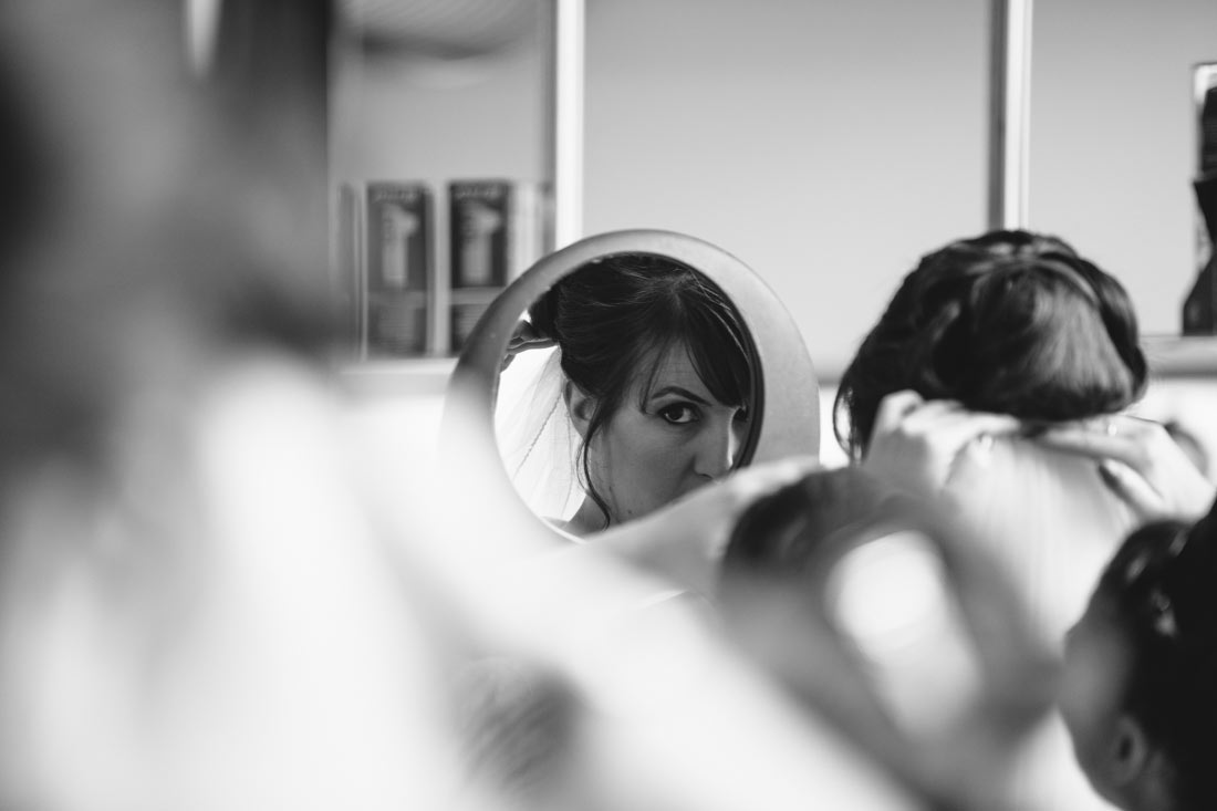 Blick in den Spiegel beim Friseur