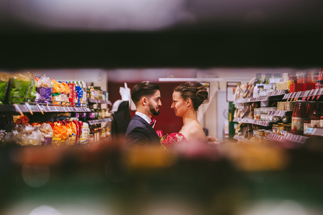 Hochzeitspaar im Supermarkt
